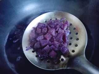 2、#简约营养的#紫薯粥,东北长粒香大米。(大米没有特殊要求)