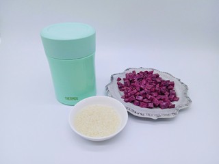 5、#简约营养的#紫薯粥,所有食材准备完成，将大米淘干净，泡10分钟。