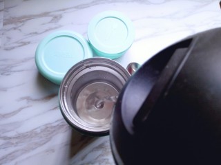 6、#简约营养的#紫薯粥,焖烧罐中加入沸水。(一定是要沸水)