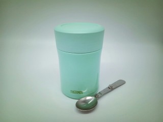 7、#简约营养的#紫薯粥,加入沸水后盖上盖子，焖5分钟。(预热焖烧罐)