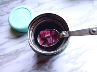 9、#简约营养的#紫薯粥,再加入焯锅水的紫薯丁。