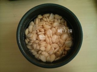 1、黑美人【奶香曲奇广式月饼】附：自制芸豆馅,充分吸水后表皮都会泡涨开来