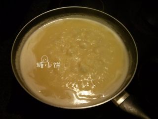 3、黑美人【奶香曲奇广式月饼】附：自制芸豆馅,压好的豆子转入炒锅中，加入黄油160G和白砂糖110G，大火煮开把水分收干