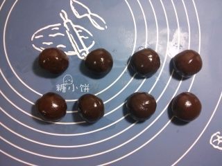 6、黑美人【奶香曲奇广式月饼】附：自制芸豆馅,将可可饼皮分割成8个，每个重约15G，搓圆备用