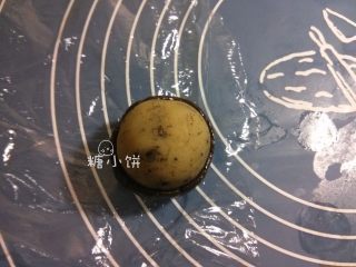 7、黑美人【奶香曲奇广式月饼】附：自制芸豆馅,取一个饼皮面团压扁，包馅