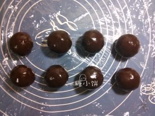 9、黑美人【奶香曲奇广式月饼】附：自制芸豆馅,全部包好以后搓圆搓匀
