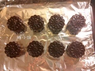 10、黑美人【奶香曲奇广式月饼】附：自制芸豆馅,从模具中推出来成型，排入铺好锡纸的烤盘中