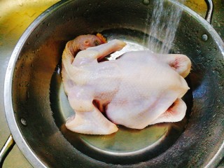 3、家庭版--叫花鸡,将表皮的毛处理干净,用水冲洗