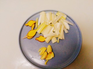 4、家庭版--叫花鸡,将大葱,姜片,蒜头准备好