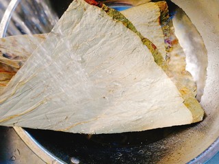 16、家庭版--叫花鸡,将干荷叶冲洗干净后用冷水泡上一会儿