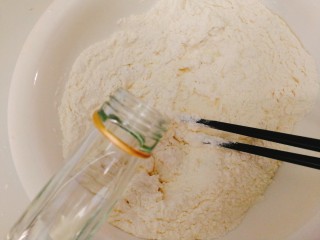 18、家庭版--叫花鸡,用冷水和白酒一起和面