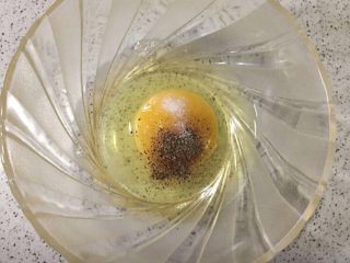 1、快手吐司三明治,鸡蛋放适量盐 黑胡椒粉搅匀