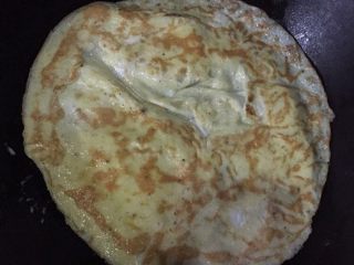 2、快手吐司三明治,平底锅摊成蛋皮