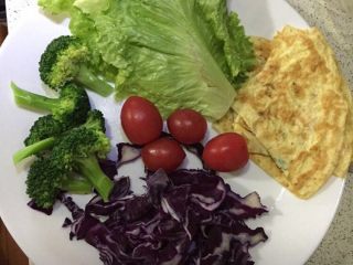 5、快手吐司三明治,准备蔬菜，西兰花烫熟