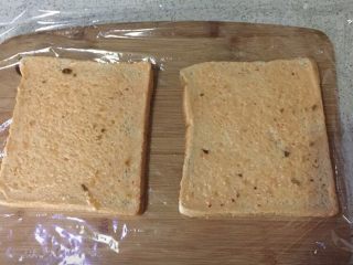 6、快手吐司三明治,两片吐司片抹上千岛酱