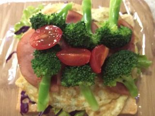 11、快手吐司三明治,摆上西兰花，圣女果