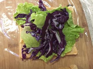 7、快手吐司三明治,其中一片吐司先放一层生菜 紫甘蓝