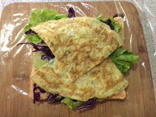 8、快手吐司三明治,放上两片蛋皮