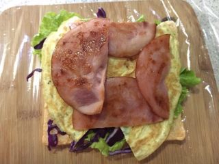 9、快手吐司三明治,放上火腿片