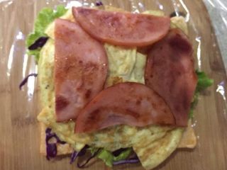 10、快手吐司三明治,再放一层蛋皮，再放一层火腿片