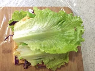 12、快手吐司三明治,再盖上一层生菜