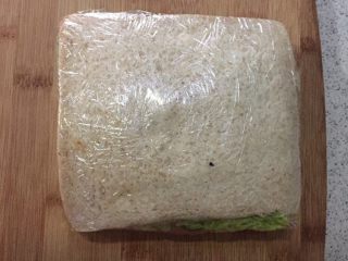 13、快手吐司三明治,盖上另一片吐司片，保鲜膜包紧