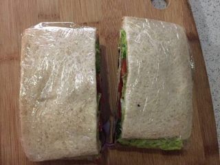 14、快手吐司三明治,一切两半，注意别顺着生菜的纹路切，摆菜品的时候也要计划好怎么切才好看