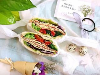 15、快手吐司三明治,包上油纸即可，切面很漂亮吧！