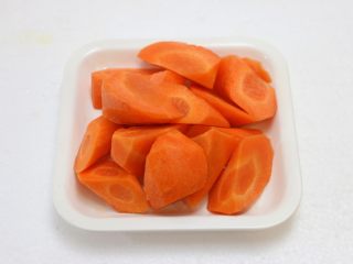 1、虫草花玉米筒骨汤,胡萝卜去皮洗净，切成滚刀块