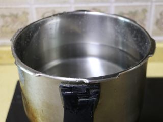2、虫草花玉米筒骨汤,高压锅中放入足够量的水，烧开