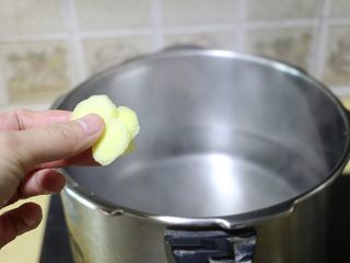 3、虫草花玉米筒骨汤,水开后放入姜片