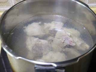 4、虫草花玉米筒骨汤,放入焯过水的筒骨，然后大火继续煮开