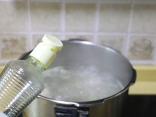 6、虫草花玉米筒骨汤,水再次烧开后转中火炖十分钟，倒入料酒和1汤匙白醋（骨头汤中加少许白醋，可很好地保持骨质中的营养成分）