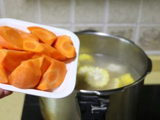 7、虫草花玉米筒骨汤,倒入胡萝卜