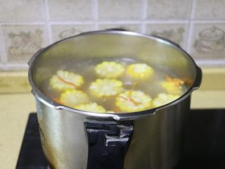 9、虫草花玉米筒骨汤,用勺子拌匀