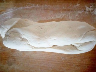 7、中式点心+枣花馍,把面团放案板上揉匀，排气，多揉揉才能光滑