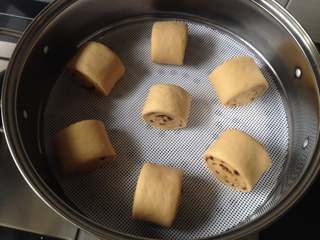 12、红糖馒头,锅中倒入水,笼屉上放上不粘垫(没有可以刷层油),把切好的馒头生坯放在上面,盖上盖子醒20-30分钟(根据气温来决定,如果气温高,就要相对缩短醒发时间),待发起来后大火烧开蒸15分钟关火,再焖5分钟才能揭盖