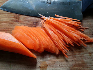 2、青蒜炒胡萝卜,胡萝卜洗净，先切簿片、再切细丝