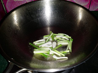 4、青蒜炒胡萝卜,炒锅烧热倒油，先下蒜白煸出香味