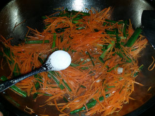 6、青蒜炒胡萝卜,开大火翻炒均匀，放些食盐调味