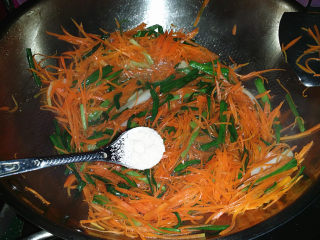 7、青蒜炒胡萝卜,最后加些鸡粉、炒匀关火后出锅