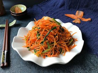 8、青蒜炒胡萝卜,盛盘上桌咯