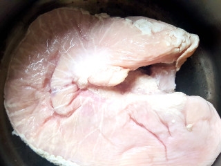 1、暖心又暖胃》》猪肚鸡,准备猪肚。