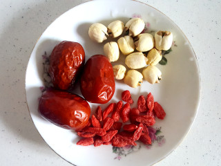 3、暖心又暖胃》》猪肚鸡,准备红枣，枸杞，莲心。