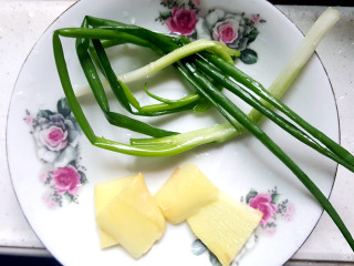 4、暖心又暖胃》》猪肚鸡,准备葱，姜。