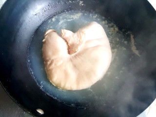 7、暖心又暖胃》》猪肚鸡,猪肚洗净后，放在水里汆水五分钟，随后捞出，洗净。