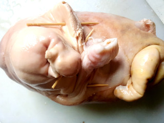 9、暖心又暖胃》》猪肚鸡,把鸡块，葱，姜塞入猪肚中，随后用牙签封口。