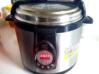 11、暖心又暖胃》》猪肚鸡,在高压锅中焖煮二十分钟。