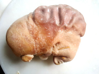 12、暖心又暖胃》》猪肚鸡,捞出猪肚。把鸡块取出，猪肚切条。