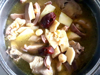 13、暖心又暖胃》》猪肚鸡,随后放入锅中。用小火焖半小时。